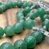 Nahaufnahme der grünen Aventurin-Perlen am Rosenkranz Medjugorje Aventurin