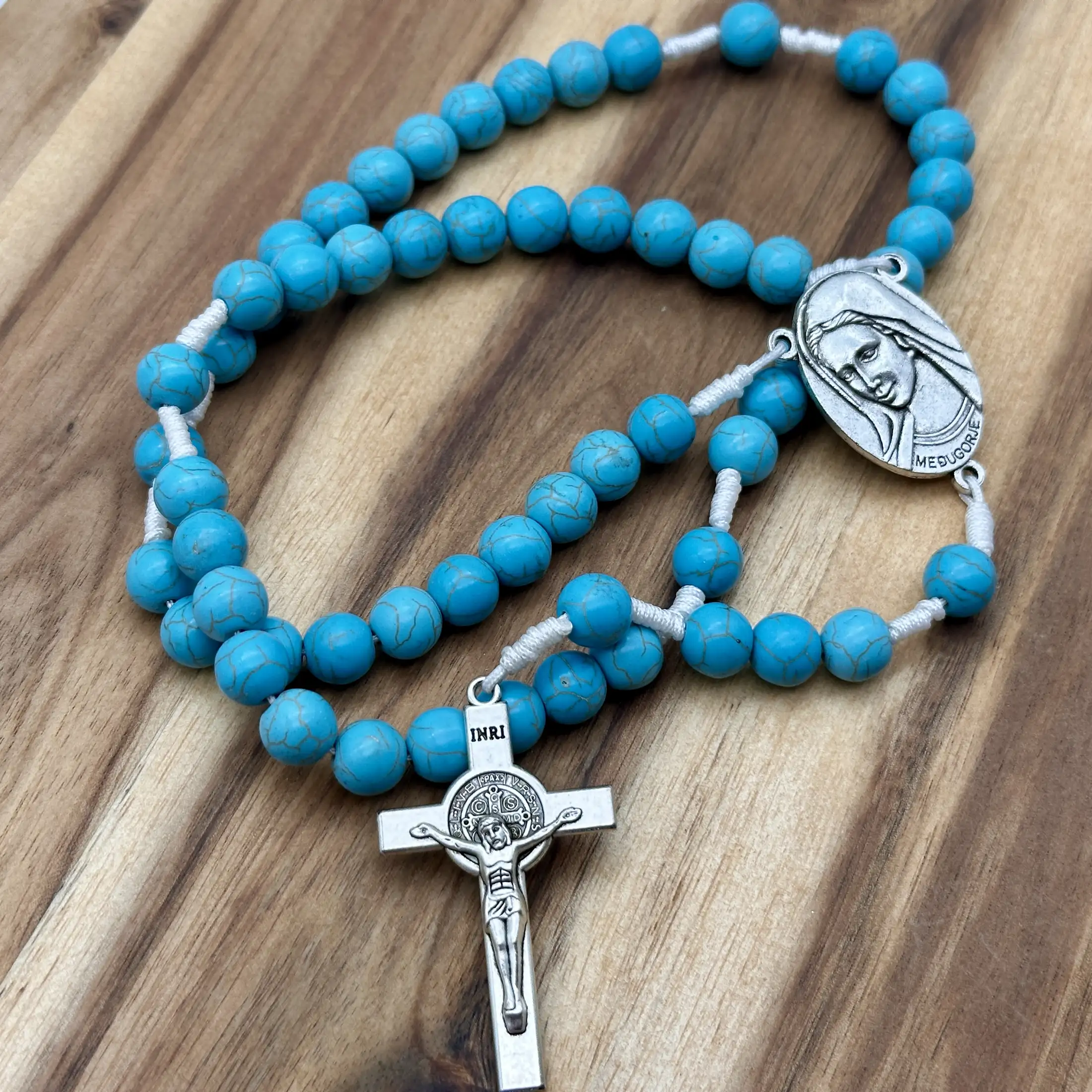 Rosenkranz Medjugorje Türkis in schräger Gesamtansicht mit Madonna von Medjugorje
