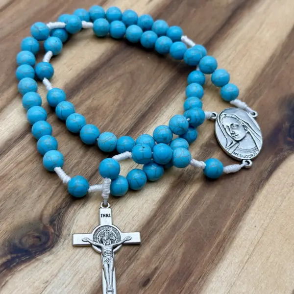 Rosenkranz Medjugorje Türkis: leuchtende Perlen, Madonna von Medjugorje und silbernes Benediktuskreuz