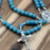 Benediktuskreuz mit türkisfarbenen Perlen am Rosenkranz Medjugorje Türkis