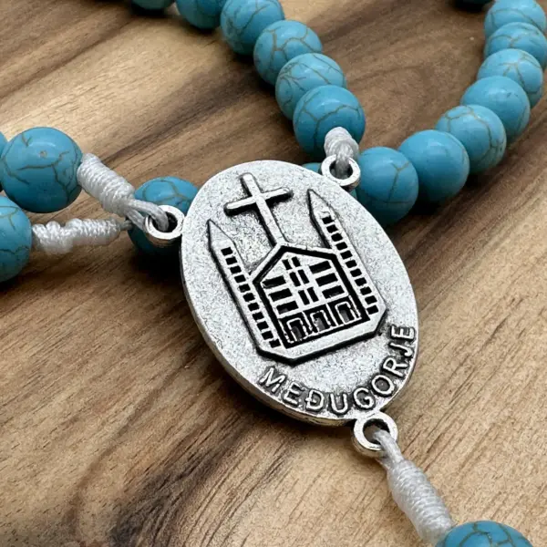 Rückseite des Mittelstücks mit der Kirche von Medjugorje am Türkis-Rosenkranz