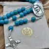 Rosenkranz Medjugorje Türkis mit dem Geschenkbeutel der Rosenkranz Werkstatt