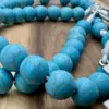 Nahaufnahme der türkisfarbenen Perlen mit feiner Äderung am Medjugorje-Rosenkranz