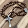 Rosenkranz aus Walnussholz: dunkle gemaserte Holzperlen, Benediktus-Sternkreuz und Wundertätige Medaille