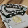Rosenkranz Edelstahl grün auf dem Geschenkbeutel der Rosenkranz Werkstatt