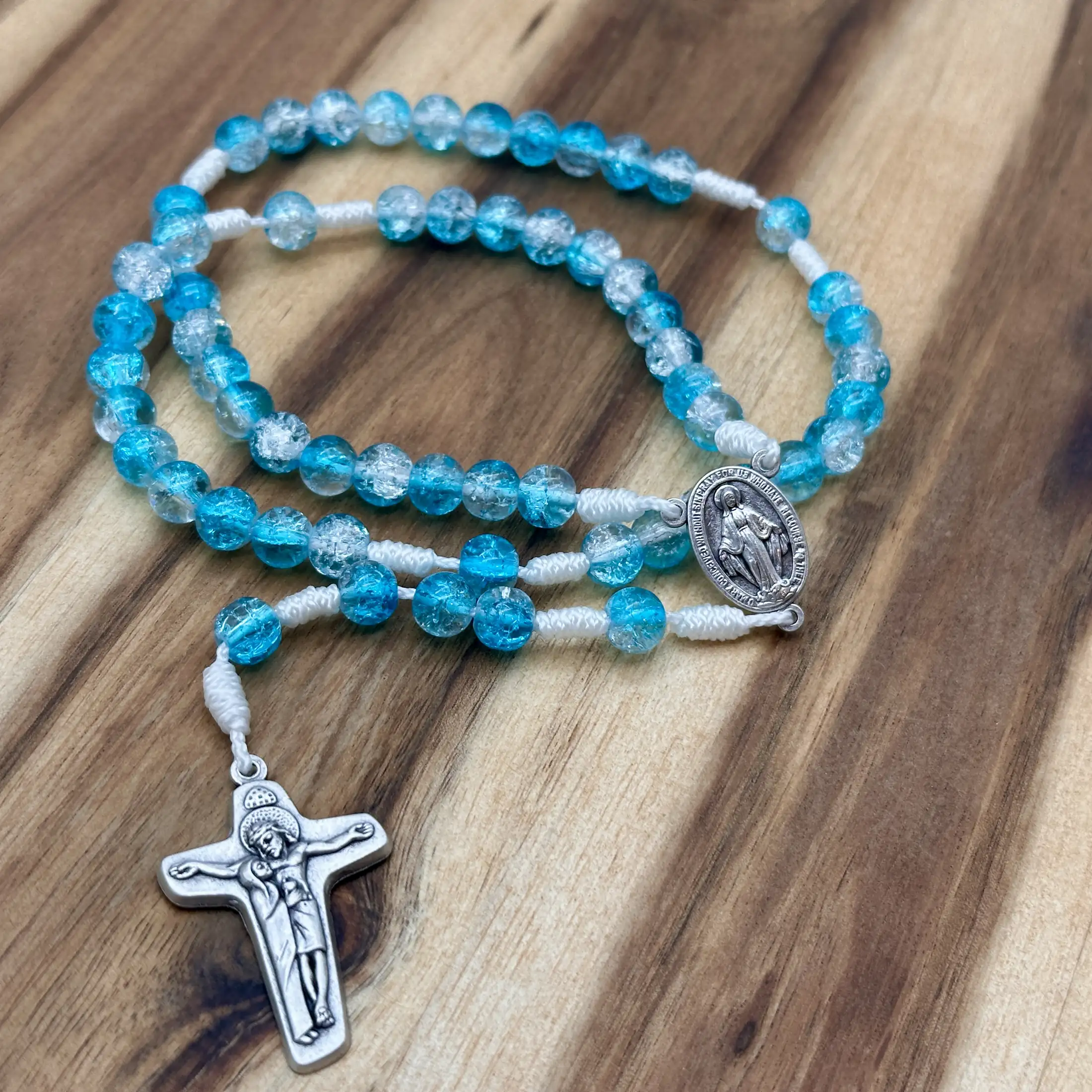 Schönstatt Rosenkranz türkis: Crackle-Glasperlen auf weißer Kordel, Schönstatt-Kreuz und Wundertätige Medaille