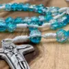 Schönstatt-Kreuz in Nahaufnahme: Maria an der Seite des gekreuzigten Jesus, silberfarben